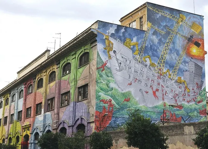 Modern Near Colosseum * רומא
